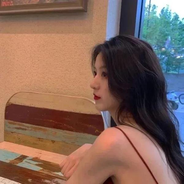 小鬼头上的女人